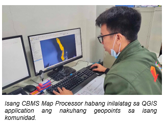 Isang CBMS Map Processor habang inilalatag sa QGIS application ang nakuhang geopoints sa isang komunidad.